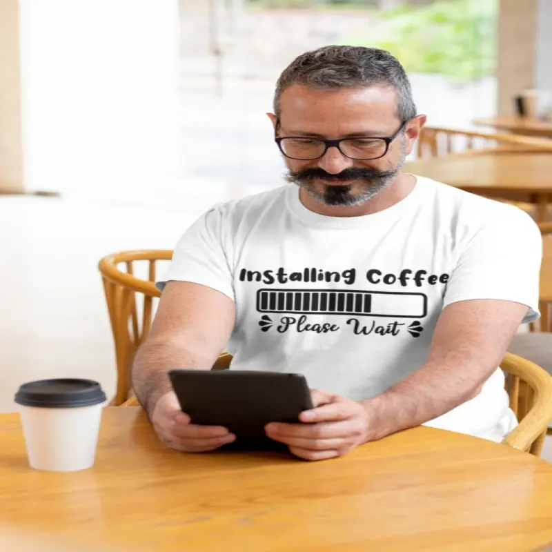 Installing coffe, tricou cu mesajv