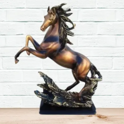 Cal cambrat, statueta din rasina b