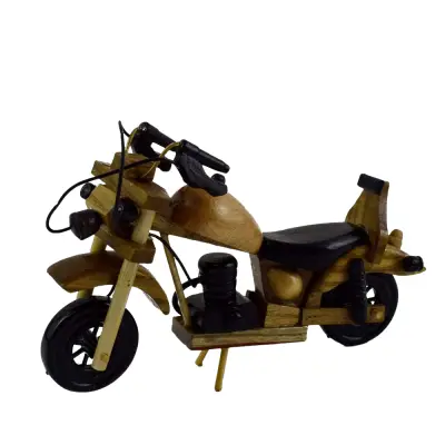 Motocicleta realizata din lemn mica a