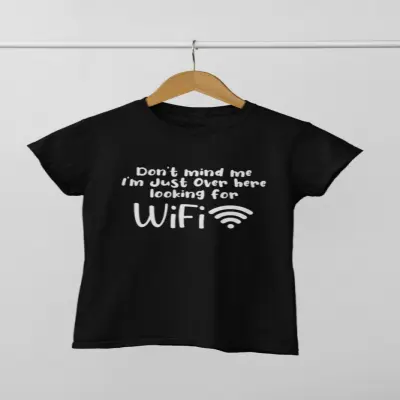 Don`t mind me i`m just over here looking for wifi, tricou cu mesaj