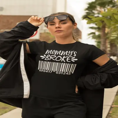 Mommy`s broke , tricou cu mesaj